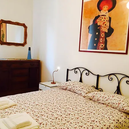 Tiberhaus アパート *