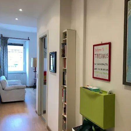 Tiberhaus アパート *